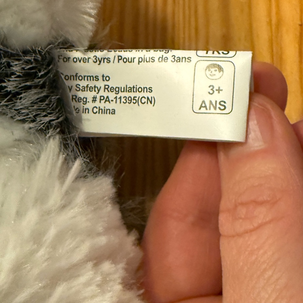 NWOT Husky plush toy, with a Canada 🇨🇦 Collar, white and grey. - Picture 4 of 8